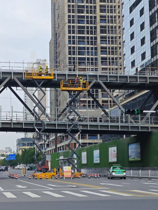 小巧身手大作為！徐工剪叉車助力市政橋梁煥新顏
