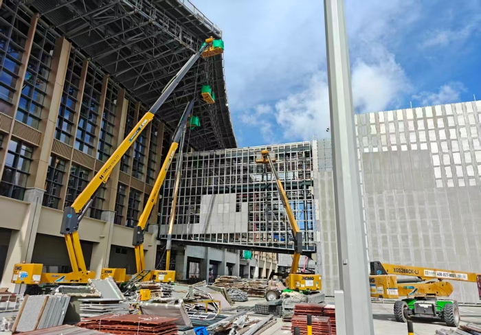 聯(lián)合作戰(zhàn)！徐工鋰電高機(jī)編隊(duì)亮相三亞機(jī)場(chǎng)