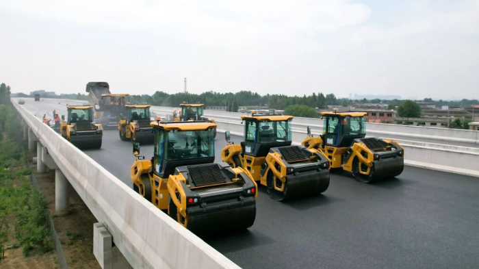 九個(gè)突破丨瀝青路面無(wú)人化智慧施工再次亮相臨滕二標(biāo)項(xiàng)目