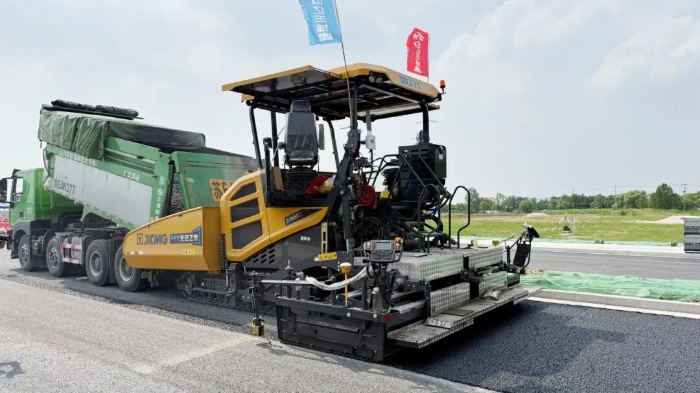 瀝青智造再升級(jí)！無(wú)人攤鋪技術(shù)助力常熟昆承路瀝青路面智能建造