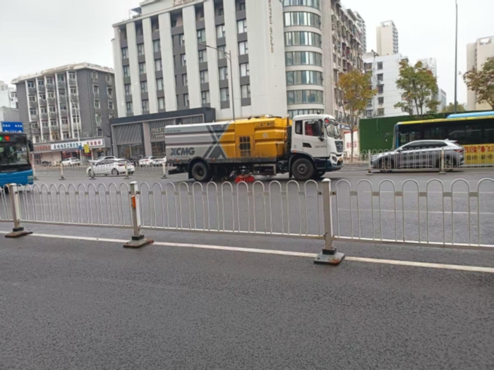 六年品質(zhì)見證硬核實力，徐工18噸洗掃車獲當?shù)乜蛻酎c贊！